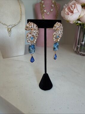 Elegant New Gold-Tone Blue Crystal Leopard Pendant Drop Earrings